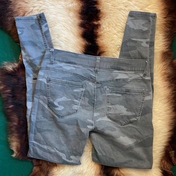 Democracy Gray Camouflage Ab Technology Jeans - Picture 4 of 9